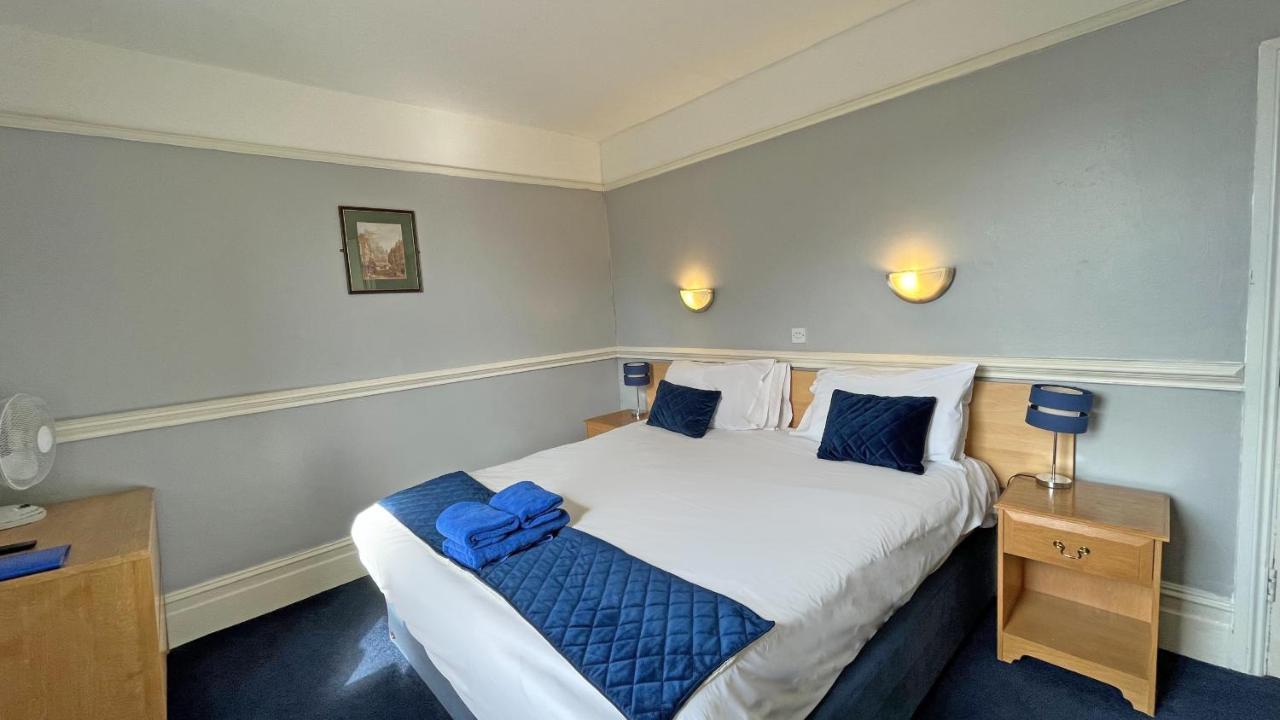 Royal Hotel Sheerness Room photo